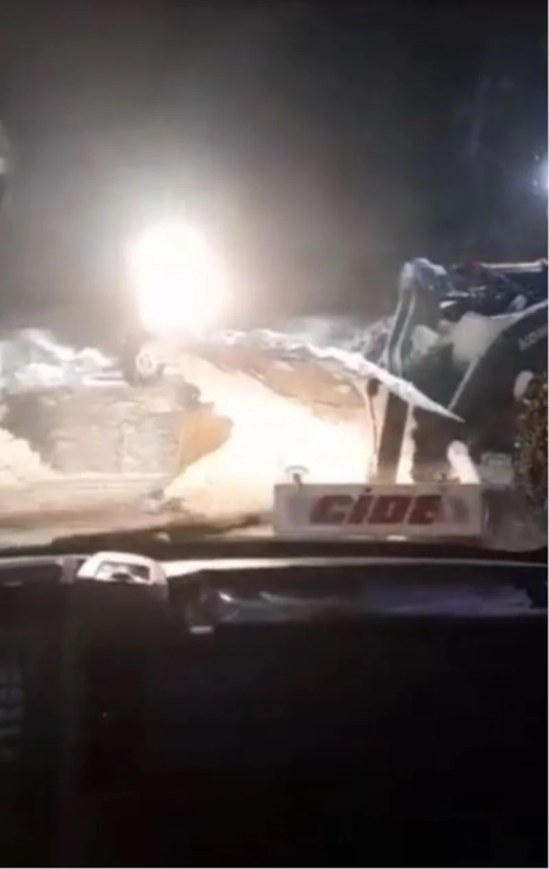 Yoğun kar yağışı nedeniyle Cide yolu ulaşıma kapandı
