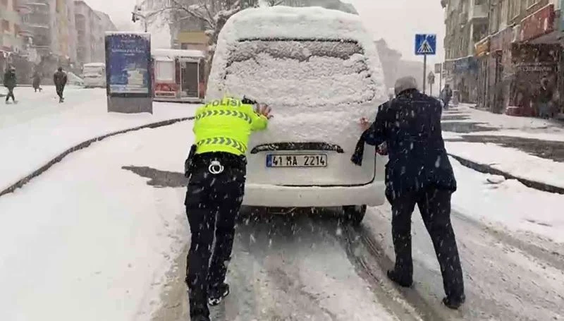 Yoğun karda zorlanan sürücülerin yardımına polis ekipleri koştu
