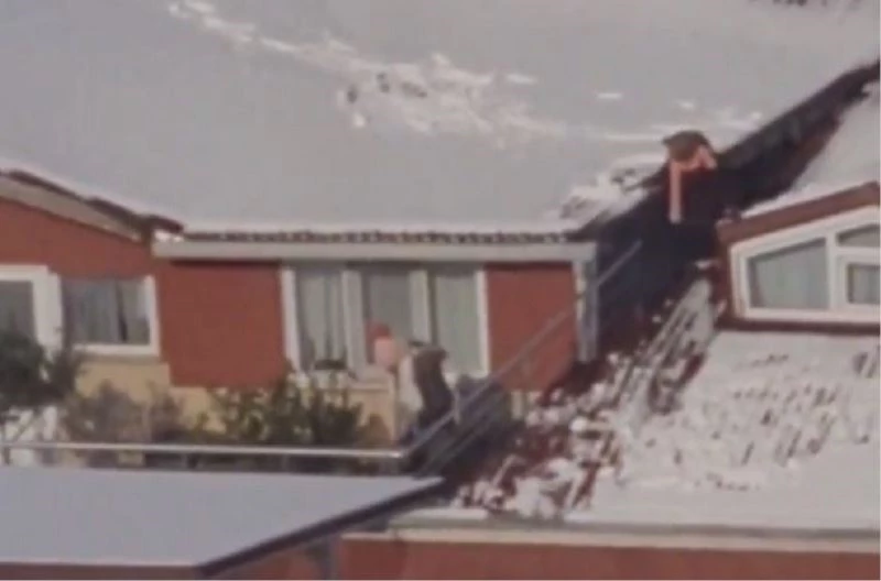 Çocukların çatıda tehlikeli kartopu oyunu
