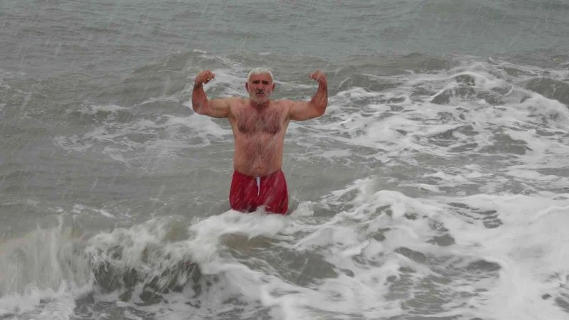 Buz Adam eksi 2 derecede denize girdi, kar banyosu yaptı
