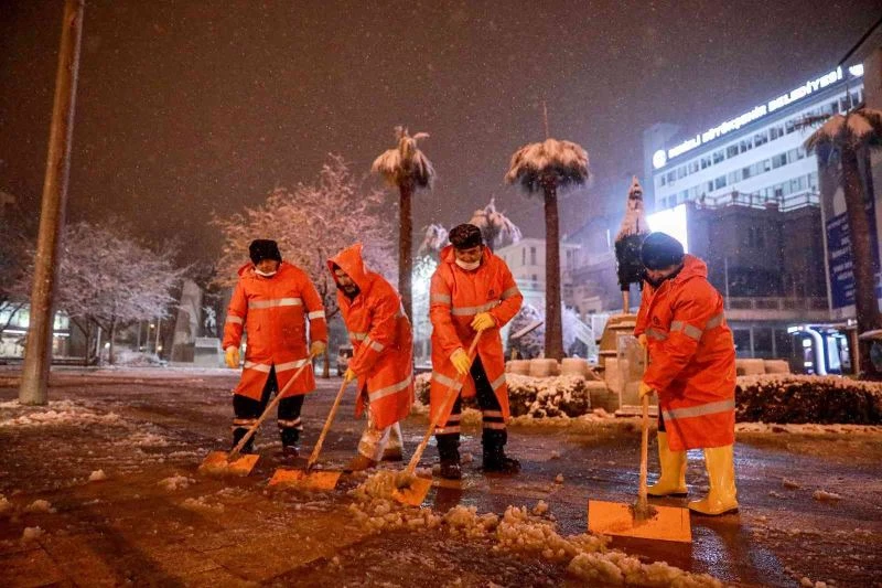 Denizli’de 300 kişilik ekiple kar mücadele
