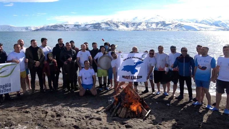 Dondurucu soğukta Van Gölü’nde yüzdüler
