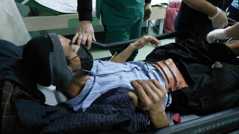 Pazarda bıçaklı saldırıya uğrayan seyyar satıcı hastanelik oldu
