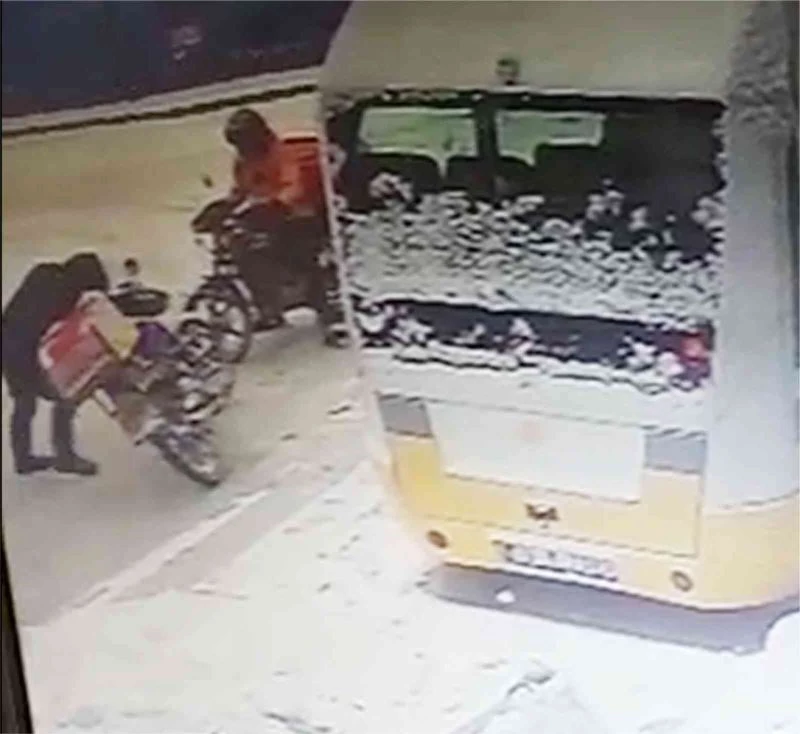 Karda düşen kuryenin zor anları
