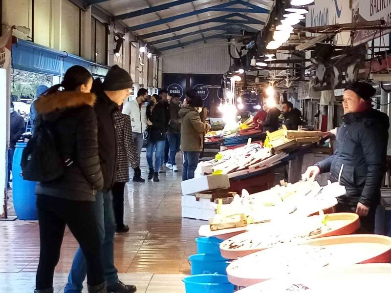 Kulağına kar suyu kaçan hamsi tezgahlarda yerini aldı
