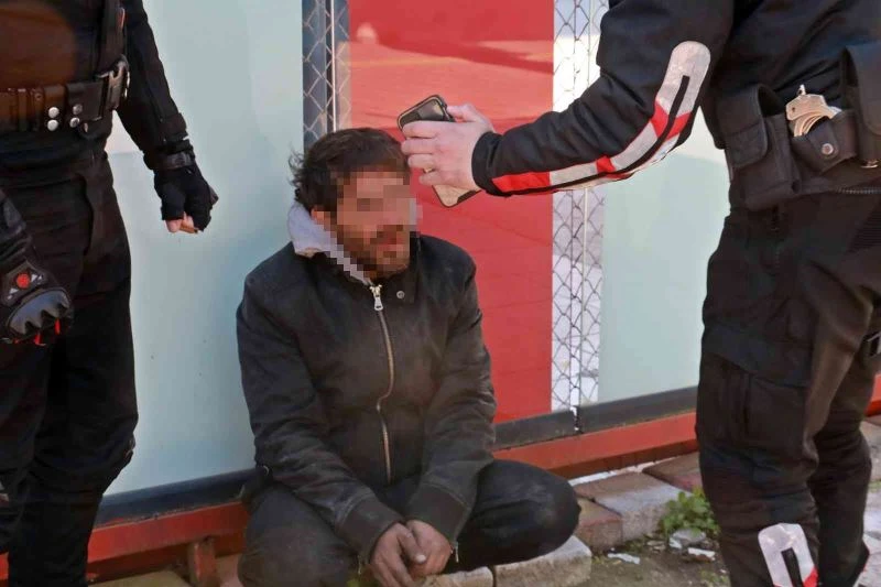 Klimayı çalıp sokakta taşırken yakalandı
