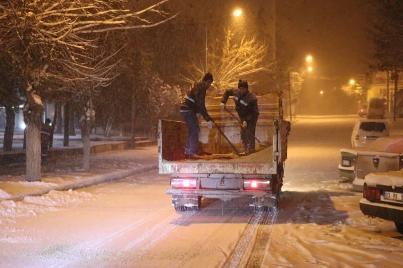 Çifteler’de belediye ekipleri gece boyu çalıştı
