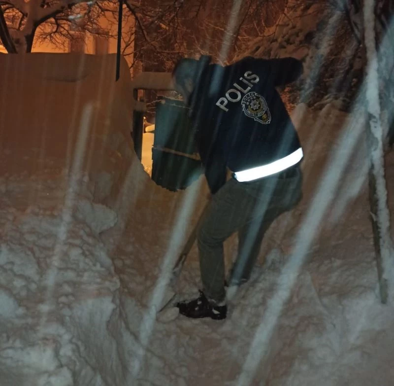 Polis, yaşlı çiftin ihtiyaçlarını karşılayarak yolunu temizledi
