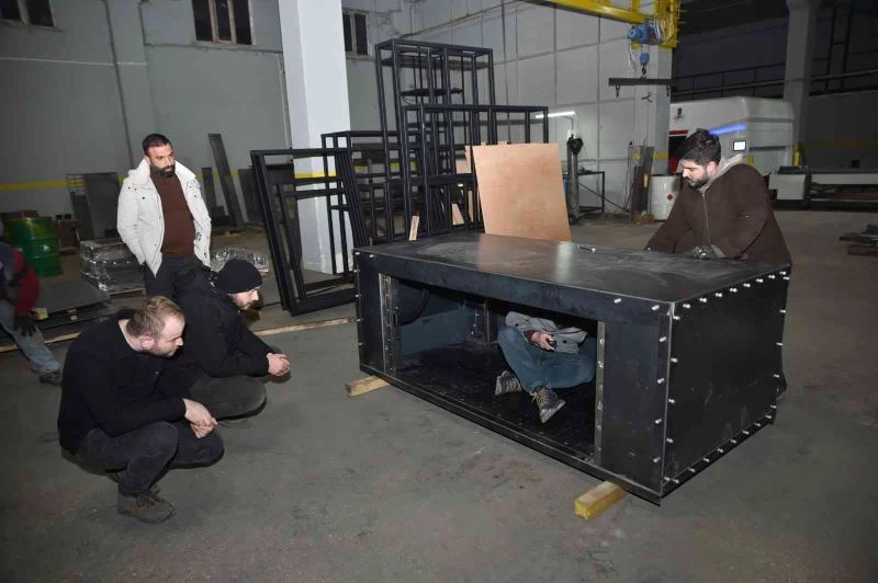 Bursa’da bir mobilyacı ürettiği masaya kurşun yağdırdı
