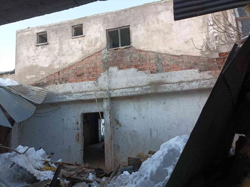 Çatının altında kalan kanatlı hayvanlar telef oldu
