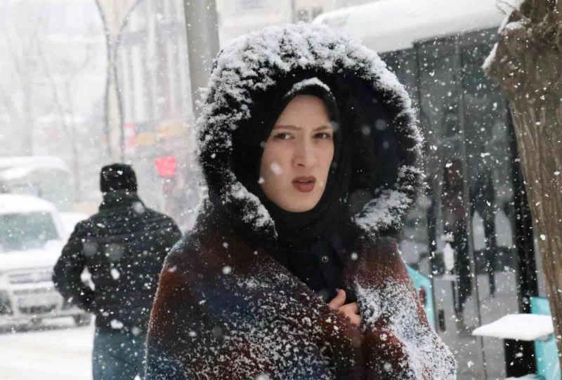 Van’da kar yağışıyla 135 yerleşim yerine ulaşılamıyor
