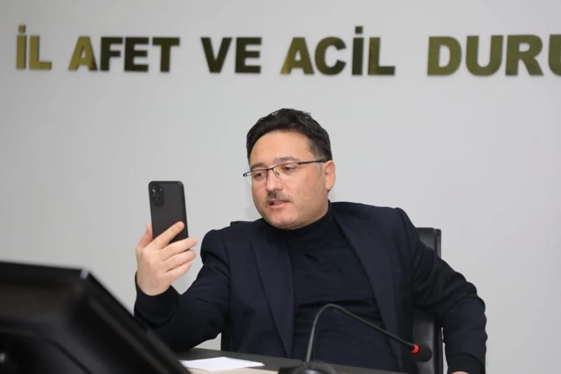 Vali Çiçek karla mücadele çalışmalarını bizzat koordine etti
