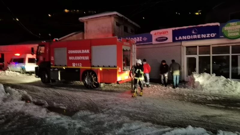 Ekipler yangında dumandan etkilenerek ölen adamı balkonda buldu
