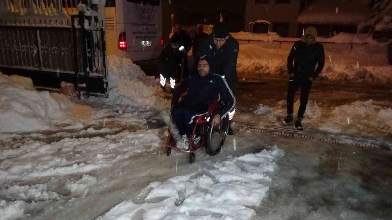 Yolda mahsur kalan engelli sporcular KYK yurduna yerleştirildi
