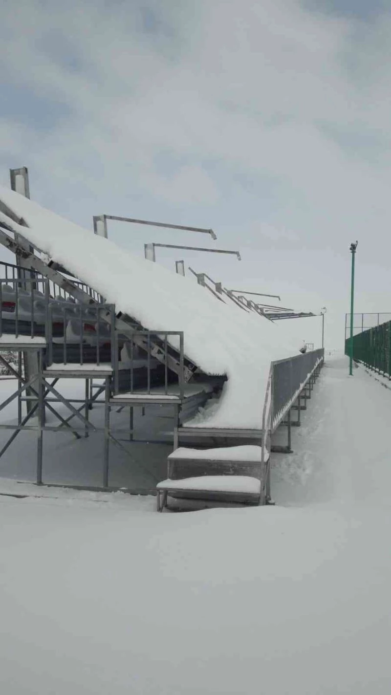 Karın ağırlığına dayanamayan tribününün çatısı çöktü
