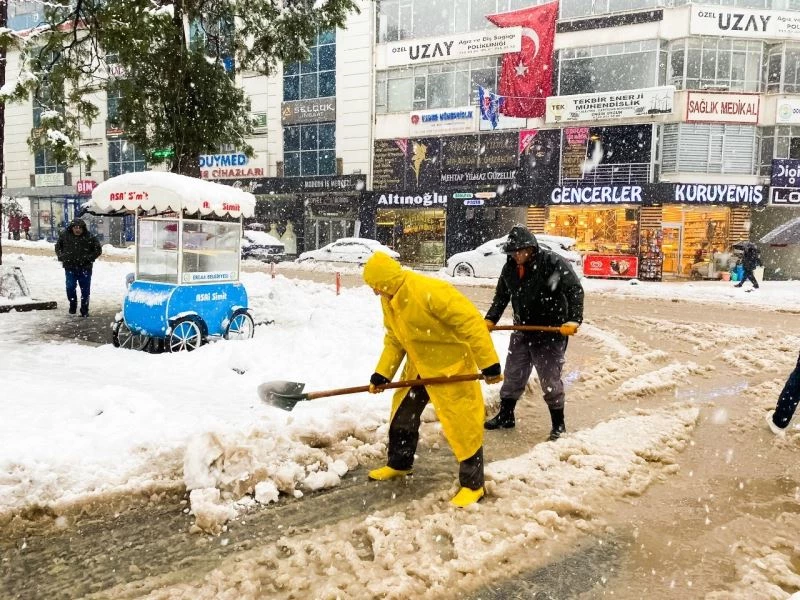 Erbaa Belediyesi ekiplerinin 32 saatlik kar mesaisi
