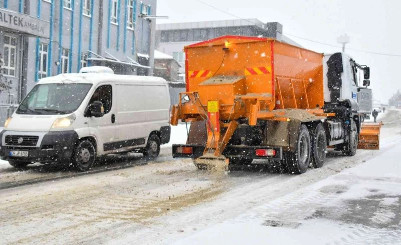 Esenyurt’ta kar küreme ve tuzlama çalışmaları devam ediyor
