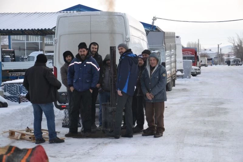 Şarkışla’da emtia pazarı soğuk hava nedeniyle boş kaldı
