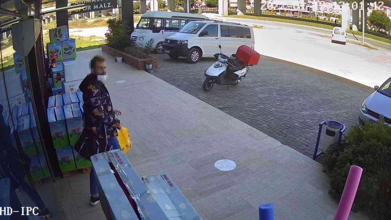 Mağazanın üst katından çaldığı ürünü alt katta iade edip parasını aldı
