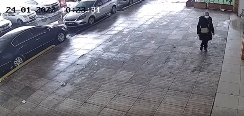 Çöken çatının altında kalmaktan saniyelerle kurtuldu
