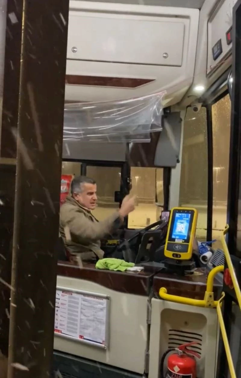 Otobüs şoföründen kar isyanı
