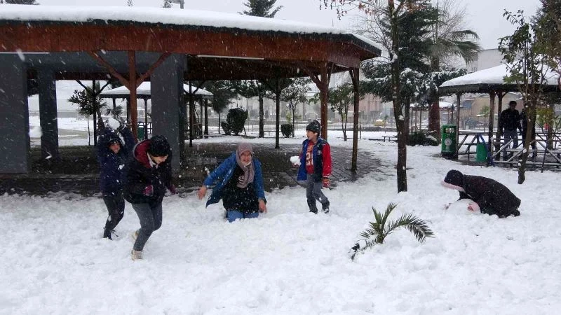 Lapa lapa yağan kar altında çocukların kartopu keyfi
