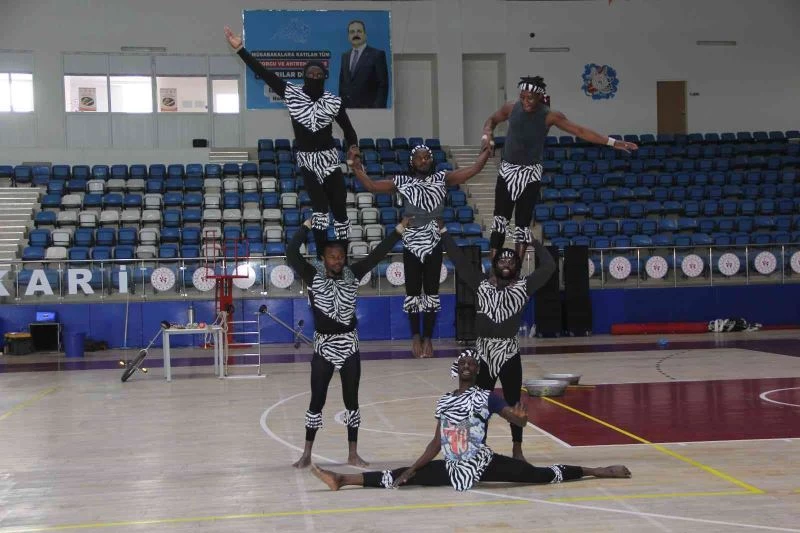 Akdeniz Dünya Sirki Hakkari’de gösteri yaptı
