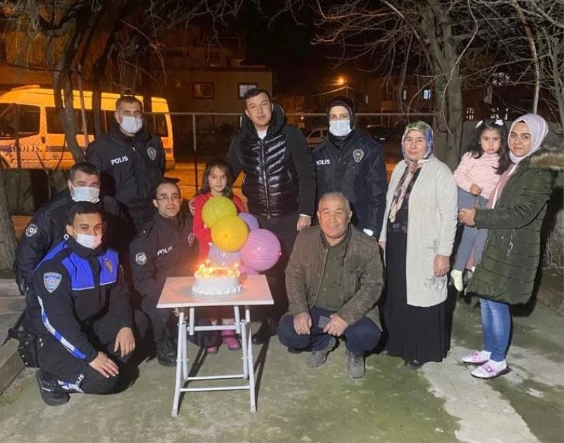 Pastanın üzerinde polis babasının fotoğrafını gören Mira, gözyaşlarını tutamadı
