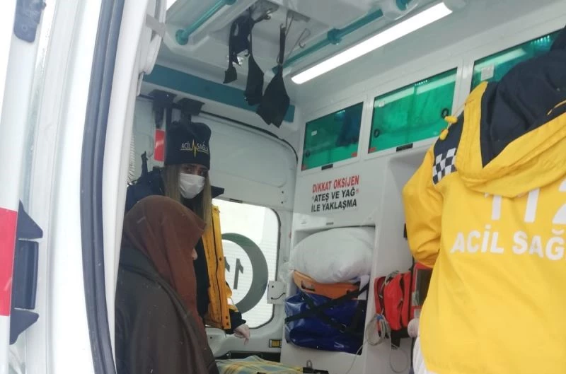 Hastalanan yaşlı kadını karla mücadele ekipleri hastaneye yetiştirdi
