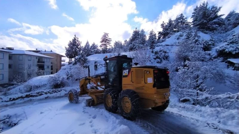 Alanya’dan Akseki’ye greyder ve personel desteği
