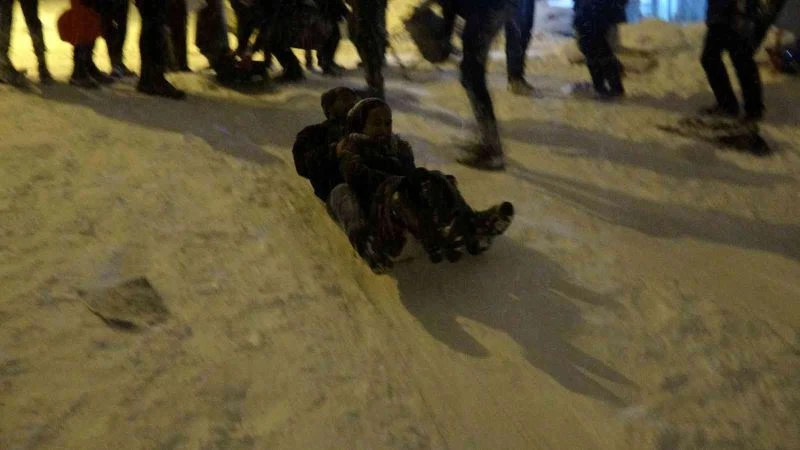 Yozgat’ta tepsiyle kayak, çılgınca eğlence
