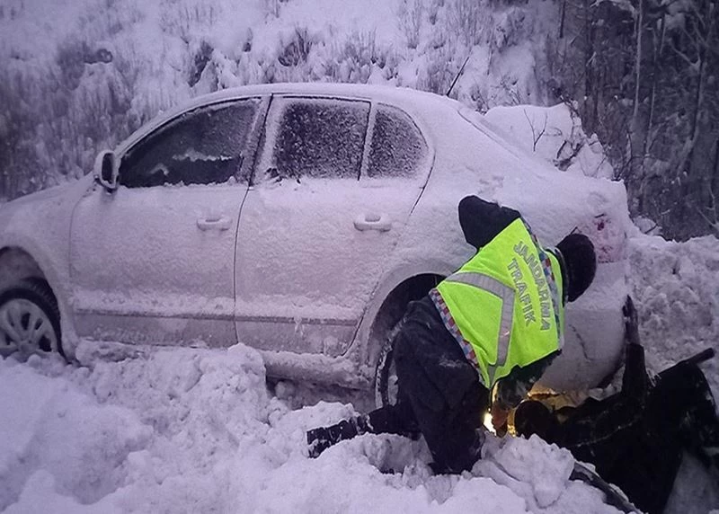 Geçirdikleri kazada donmak üzere olan aileyi jandarma ekipleri ısıttı
