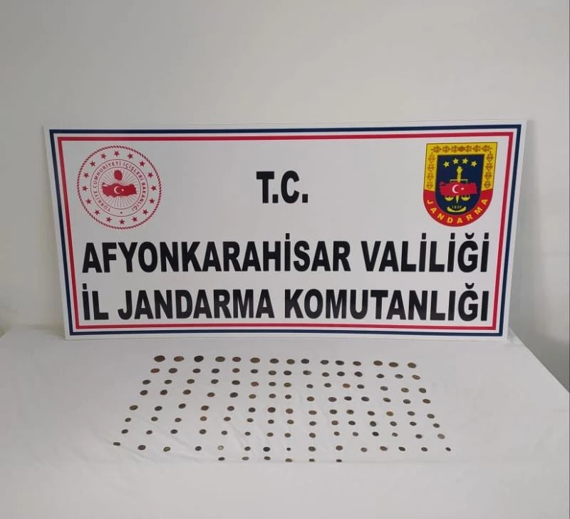 Ellerindeki tarihi sikkeleri satmak isterken jandarmaya yakalandılar
