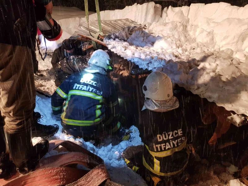 Kar yağışından ahır çöktü, itfaiye yardıma koştu
