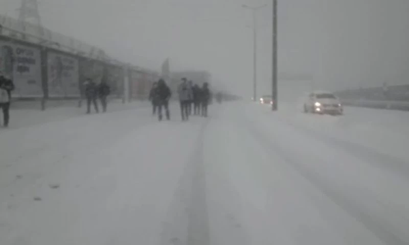 Toplu taşımaya binemeyen vatandaşlar E-5 yol kenarında yürüyerek ilerledi
