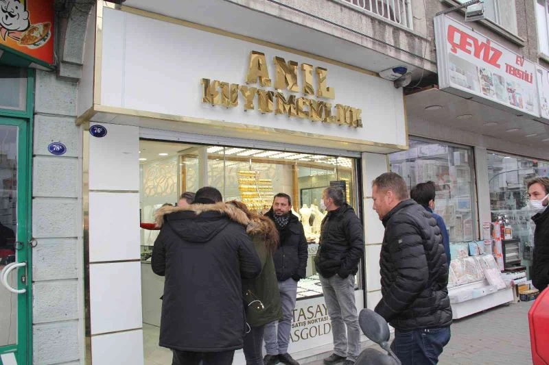 Kuyumcuya silahlı gasp: Altınları alıp kayıplara karıştı
