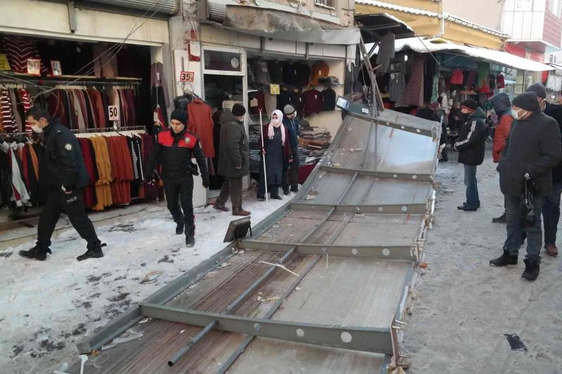 Kar yığınını taşıyamayan tente çöktü, 1 kişi yaralandı
