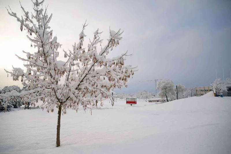 Beyaz örtü üniversiteye çok yakıştı
