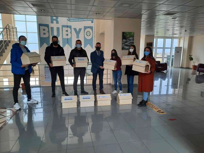 Üniversitelilerden sokak hayvanlarına destek
