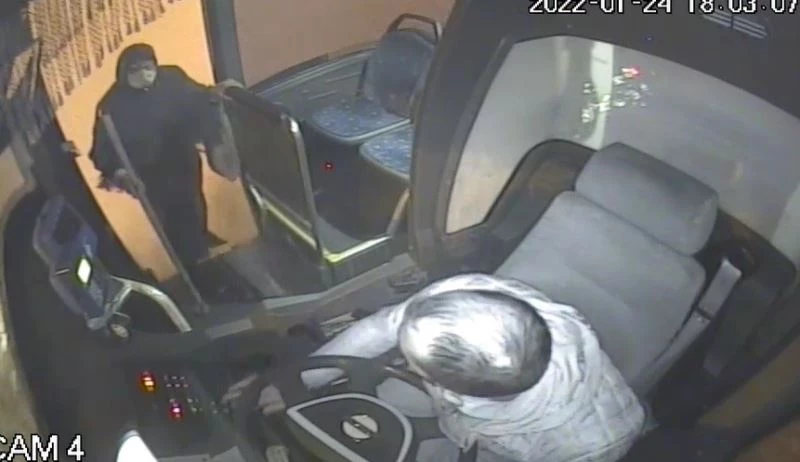 Saniyelerle kar kütlesinden kurtulmuştu, halk otobüsü sürücüsü o anları anlattı
