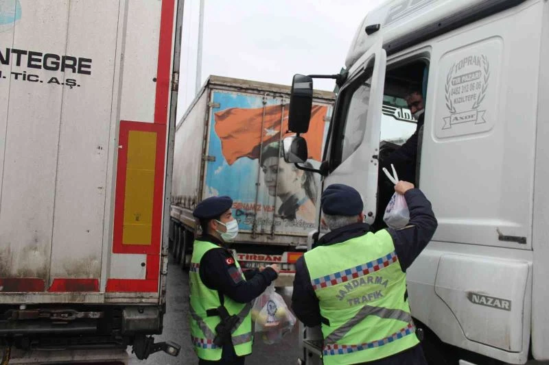 Jandarma ekiplerinden tır sürücülerine kumanya
