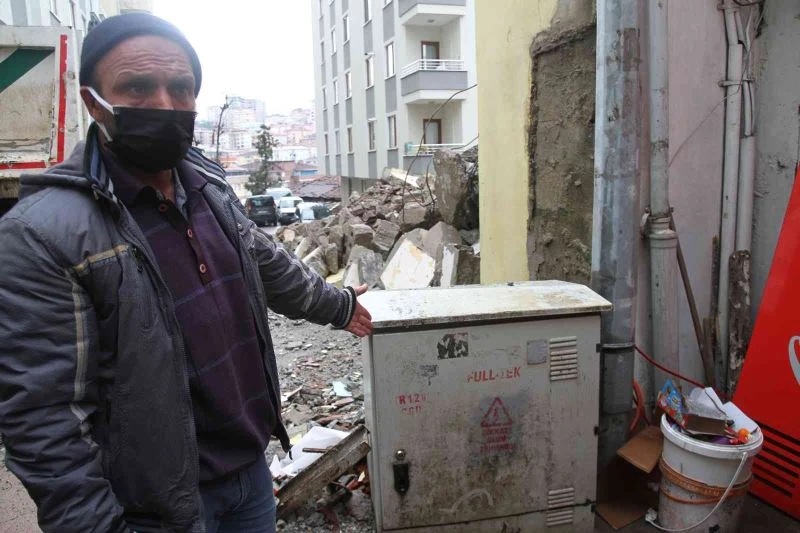 Rize’de metruk bina yıkımında önlem alınmayınca bitişik binada çatlaklar oluştu
