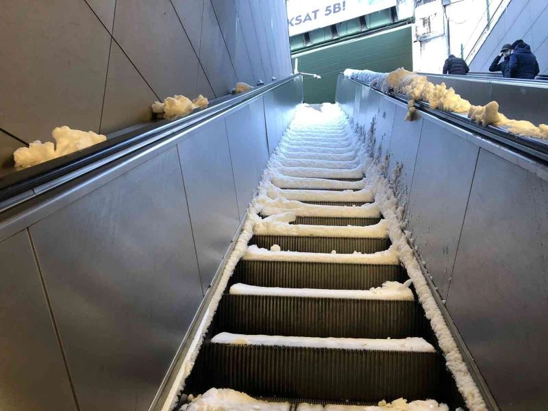 Toplu taşıma duraklarında dışarıda kar, içeride arıza engeli
