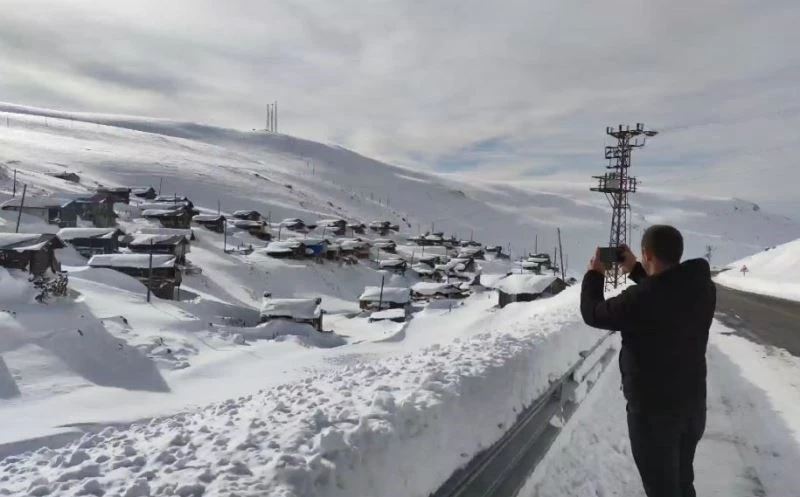 Manzarayı görenler durup cep telefonuna sarılıyor
