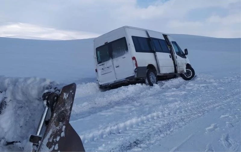 Tipide mahsur kalan araçlar kurtarıldı
