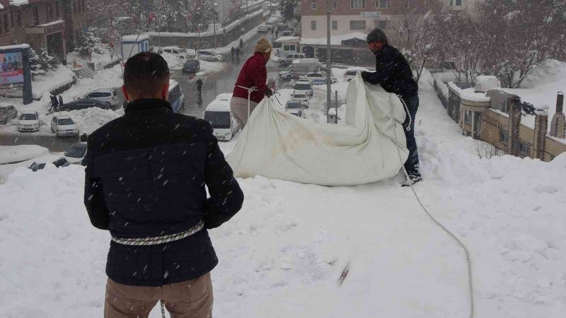 Muş’ta işçilerin çatılarda tehlikeli kar temizliği başladı
