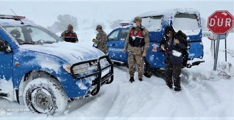 Jandarmadan yolda mahsur kalanlara yardım
