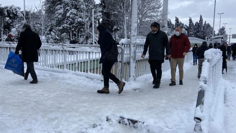 Buzlu ve karlı yolda yürüme yolları
