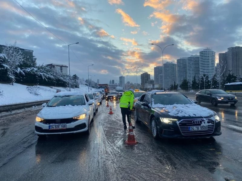 Trafiğe çıkan özel araçlar Avrasya Tüneli’ne yönlendirildi
