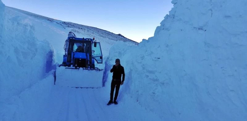 Esendere’de kar kalınlığı kepçe boyunu geçti
